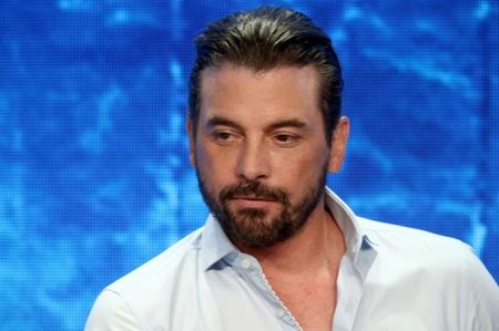 ▬ ❝Ai dreptate, nu suntem aici sa vorbim despre nevoile fostei sotii.❞ Il pufneste; rasul si mai ia o gura din pahar. =)))))))
