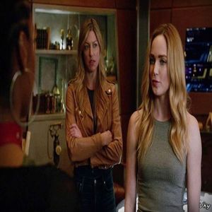 ▬ ❝Nu stiu nici macar cum arata, dar numele.❞ O pufneste rasul cand aude de vacanta la munte si se; uita la el. ❝Si eu care credeam ca o sa ciocnesc ouale acasa.❞=)))))))))
