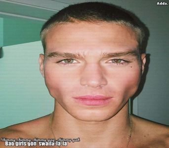 》Gata, tac, boss. =))))))) *gesticuleaza de parca si-ar pune fermoar la gura*