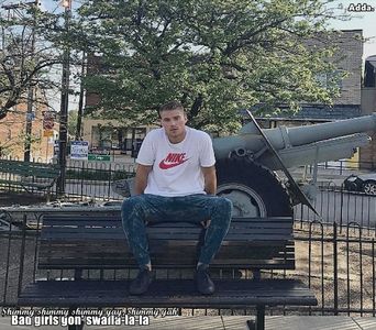 》*se ridică și-și întinde brațul către ea* Hai să luăm de la supermarket, că ăsta nu mai are; nimic pe aici. Luăm nachos, și eu îmi iau și brânză. =)))))))))))))
