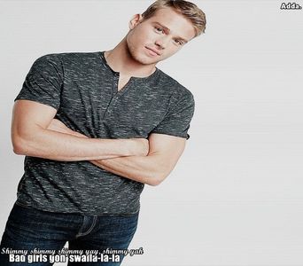 》Am observat, dar îmi place mie să-ți îndeplinesc poftele.. *scoate limba la ea și-o sărută; înapoi* =))).
