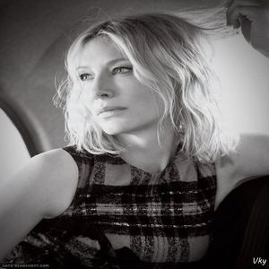 ▬ ❝Ultima data cand am vorbit cu ea acum mult timp, era fericita. Nu cred ca o sa mai am vreodata; ocazia sa dau nas in nas cu ea. Si daca ar fi asa, eu pe tine te vreau.❞ O prinde cu mana de fata si o saruta.=))))))))
