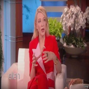 ▬ ❝Esti atat de dulce si simpatica cand o faci pe geloasa fara sa vrei.❞ Zambeste si se uita la ea,; dupa care o strange de mana.=))))))
