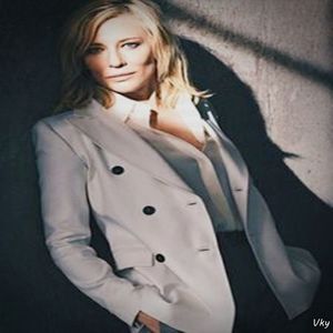 ▬ ❝Si pentru asta tin la tine.❞ Ridica mana cu tot cu a ei si se face ca o pupa, dar isi intoarce; privirea si o saruta lung.=)))))))
