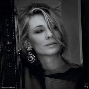 ▬ O saruta in continuare si isi lasa mainile pe talia ei.=)))))))