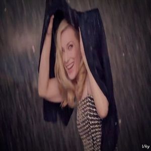 ▬ Pica amandoua cu scaunul si se opreste pentru cateva secunde din ce face ca o pufneste rasul, apoi; o saruta lung si continua ce facea cu degetele.=))))))))))))))))))))))
