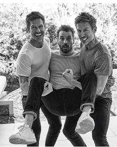 ▬ ❝Bine, nu fac asta.❞ Rade si se uita spre sticla lui in care mai avea ceva.=))))))