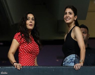 》*îi face semn să se miște la dans*