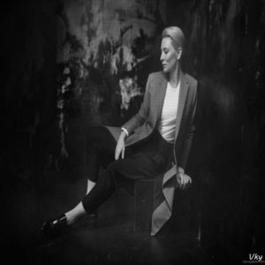 ▬ ❝Sa inteleg ca ne intrecem in complimente?❞ Merge pana in fata ei si isi duce un deget lent de pe; gatul ei pana in decolteu si zambeste. =))))))))))))))
