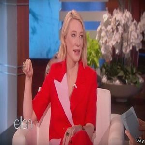 ▬ Isi trage mana brusc si o lasa in aer zambind cu privirea in decolteul ei. ❝Dap...❞=)))))))))