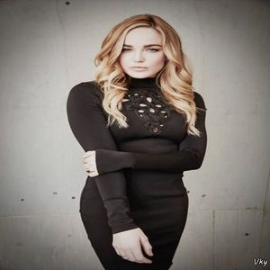 ▬ ❝Nu cred ca mai e nevoie sa zicem noi ceva, Dobrev a fost mai rapida si saruta nu gluma.❞ Face och; cand o vede pe Liz cum trece direct intre ei.=)))))))))))
