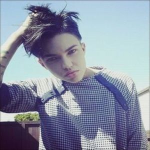 ▬ ❝Cred ca nu a renuntat la visul de a ma chinui cat o sa traiesc.❞ Se uita la ea lung pentru; cateva secunde si surade. ❝O fi ea buna la mai multe, dar nu multam. Doar imi fac griji pentru Liz.❞=)))))))
