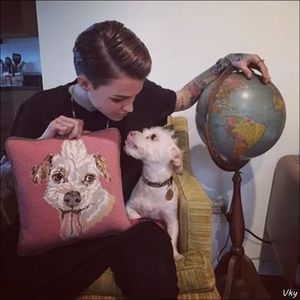 ▬ ❝Asta e sigur, o sa ma apuc serios de treaba ca sa nu isi mai bata capul si; cu proiectul de la teatru.❞ Se uita la ea si rade. ❝Sigur, cat timp nu va ajunge la urechile mamei.❞=)))))))))))
