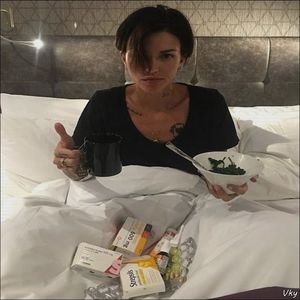 ▬ ❝Nu trebuie sa faci tu mancarea, sau sa bagi ceva acolo. Poti sa mi-l dai si asa.❞=)))))))))