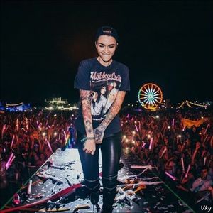 ▬ ❝Logic ca sunt geloasa, nu pot sa las pe oricine sa puna mana pe tine asa fara un dosar bine pus; la punct.❞ Murind de ras, isi lasa capul pe o parte si se uita la ea. =))))))))
