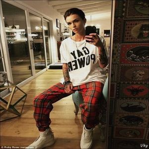 ▬ ❝Nu conteaza, te-am anuntat. ❞ Se uita in jur la toata sala aia, dupa care la ea si zambeste scurt; inainte sa adauge. ❝Nu, locul asta imens nu e pentru mine.❞=)))))))
