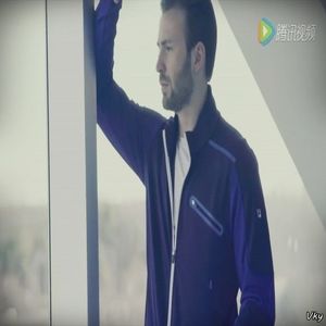 ▬ Pe unul din holurile lungi ale universitatii sta IP la geam si urmareste ce se intampla afara.