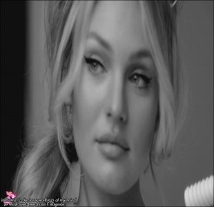 ☇. *stă răzămată cu spatele de trinchiul unui copac ascultând muzică la +; căști în timp ce desenează schița unei fețe, fredonează* I’m alone in this coffee shop, drunk in this coffee shop.
