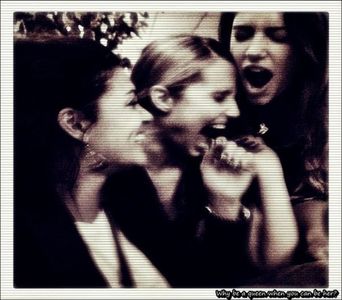 ⤑ᵖᶤᶰᵏĿЄ♏ØИÂÐЄ ┊si de data asta nu mai plec nicaieri#o gadila tare(; fericita cand o aude cat de tare rade si abia atunci se opreste=)));si ce ziceai ca ar fi bun ceva verde?=))))
