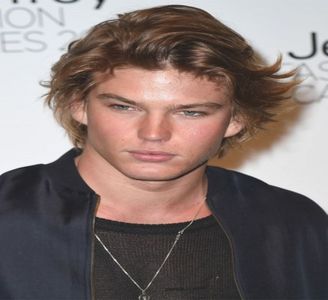 ×✎･e҉f҉f҉u҉l҉g҉e҉n҉t҉ ♦ ҉d҉r҉e҉a҉m҉s҉ ✖™ Cum ar fi putut Jordan Kale Barrett să fie descris prin uti; a doar trei cuvinte? Ei bine răspunsul e foarte simplu: răsfățat, arogant și egocentric, iar daca era un lucru pe lumea asta pe care îl iubea mai mult decât propria persoană atunci cu siguranță
