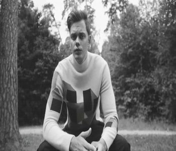 ̷͡︽.　 sʇɐıuҽp˛ᶤ̑̑͝͝ᵖ̑͝ˢ .; regăsea simțindu-se tracasant. Nu doar din cauza acostării, ci și a cerin; ței care i se părea neapropriată. ”Nu mă îndrept într-acolo. Dar, dacă îi menționați etajul, cred că se va putea deplasa cu ascensorul până acolo, lejer.”
