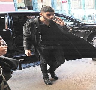 — Trei cuvinte aveau să-i descrie aventura în care se îmbarcase de unul singur, deja parcă; regretată - muncă, muncă şi iarăşi muncă, un lucru ce totuşi avea să-i aducă beneficii majore în cazul în care totul ar fi mers conform propriului său plan şi nu exista riscul de a
