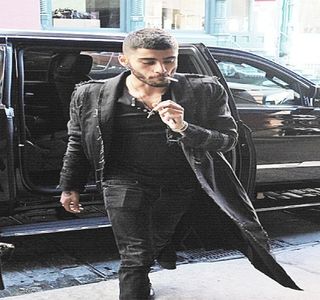 — Rămâne al sorţii pe vreo insulă întâmplătoare ce se intitula drept una dintre destinaţiile; vasului. Citiseră broşura, mai mult de atât, se interesaseră în legătură cu toată croaziera şi ceea ce avea să-l aştepte. Îşi plănuiseră fiecare zi de la A la Z, totodată fiind conştient
