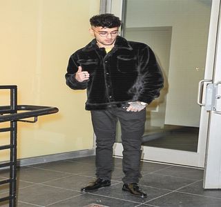 — Arcuieşte, renunţând la gândul aventurării în prepararea acelei băuturi. Îi oferă individului; prilejul de a-şi continua ideea până la ultimul amănunt, unul surprinzător lui de-a dreptul. De-a lungul prezenţei lui drept barman în diverse cluburi avusese de-a face cu asemănători
