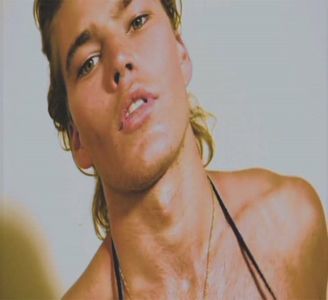 ×✎･e҉f҉f҉u҉l҉g҉e҉n҉t҉ ♦ ҉d҉r҉e҉a҉m҉s҉ ✖™ Expresia facială pe care o abordează atunci când se; întoarce pe călcâie în urma atingerii nu este nici pe aproape de a fi prietenoasa, era de-a dreptul înfiorătoare, dar se preschimbă într-una ușor surprinsă atunci când aude vorbele domnișoarei,

