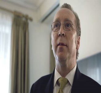 ━ răzgâiat, bolborosind în mintea-i tot felul de injurii la adresa blondului căruia; căruia iar fi tras una chiar în țeasta-i aia care nu părea a fi umplută decât de propia-i imagine și de vreo doi neuroni lipsiți de sinapse.
