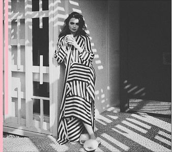 ∶̸̣.　ʁoୡē▪৸ίƥ﹅‧‧ 　ഘ.; Lily părăsise barul înainte să-şi termine băutura. Aşa mai făcea ea, nu exista; motiv anume, pe mine nu m-a înştiinţat de vreunul. Următoarele mişcări au fost intenţionate spre punte. Ea fusese şi aseară aici, iar cerul se vedea splendid. Îi era greu să conştientizeze mărimea
