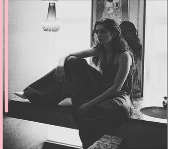 ∶̸̣.　ʁoୡē▪৸ίƥ﹅‧‧ 　ഘ.;  Universului, iar nopţile înstelate de pe vapor o vor ajuta în a se împăca cu; ideea că totul este mult, mult prea mare. Mai mare decât ea. Firava fată, deci, se plimbă cu mâinile la spate, ca şi cum investiga ceva (ceea ce şi făcea!), pe suprafaţa punţii principale. Era multă
