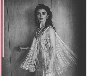 ∶̸̣.　ʁoୡē▪৸ίƥ﹅‧‧ 　ഘ.; lume, într-adevăr, însă atenţia vizuală îi era complet captivată de către bolt; cerească constelată. Totuşi, în neatenţia ei languroasă, se izbeşte de o persoană, iar când privirea-i alunecă pe figura sa, o recunoaşte instantaneu, căci erau colege practic, cu toate că nu făcuseră
