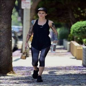 ▬ ❝Eu nu vin, am promis altcuiva fara sa imi dau seama ca e ziua ta azi.❞ Merge cu ea pana la un; moment dat cand se despart.=)))))))
