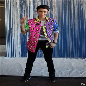 ▬ Isi scoate telefonul din buzunar si da cateva mesaje, apoi merge in universitate pentru cateva; carti de care mai avea nevoie.
