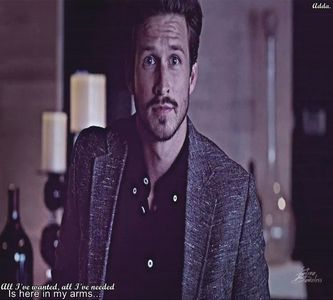 》Ce faci, bre? *Se uită-n sus spre el că-i făcuse umbră* Mulțumesc că iar mă făceam roșu; în obraji și zicea mama că am fost la sapă...=)))))))))))))))
