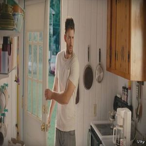 ▬ ❝Tu nu ai vazut cum arata camera aia, daca intra cineva si nu e obisnuit; moare intoxicat si nu de la noi.❞ Il pufneste rasul intr-un stil cu gandul la iarba si se opreste cand il pupa Kris. ❝Heya,love!❞=))))))
