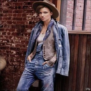 ▬ ❝Stiu ca nu e in directia asa, dar am promis ca ajung in alta parte si am uitat ca azi e ziua; ei. Plus de asta, nu prea am ce cauta printre cupluri.❞ O strange in brate. =))))))
