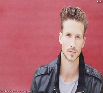 》*îi sărută mâna și intră cu ea în autorulotă* =))))))