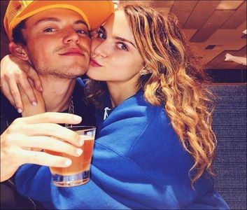 ⤑ᵖᶤᶰᵏĿЄ♏ØИÂÐЄ ┊adam nu de fata cu in# se opreste; pe cine pacalesc toata lumea(; o sa ajunga dezbracata in cateva ore ca la fiecare petrecere=)))))-a.# se uita la matt si chris si bufneste in ras; nu creeeed=))))
