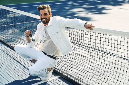 ▬ Il da Cate afara din cabinet si merge pe hol putin suparat ca nu il; mai crede.=)))))))
