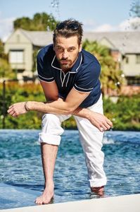 ▬ ❝Ne;;buna aia a intors-o pe Cate impotriva mea, nici nu am intrat bine ca ma dat; direct afara.❞ Putin mai mult revoltat ca ia furat prietena.=)))))))))))
