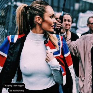 ☇. *purta o rochie neagra scurtă împreună cu converșii săi, s-a decis să își lase părul +; desfăcut, vâlvoi, privește ceasul de la telefon așteptându-l pe Nate sperând că a cumpărat el florile pentru Kris*
