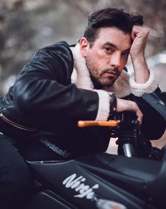 ▬ ❝E clar, daca ma prinde sunt ca și mort. Nu ca mi-ar fi rusine si cu Ruby mai ales cand vrea sa; o vada pe ma-sa cum fierbe.❞ =))))))
