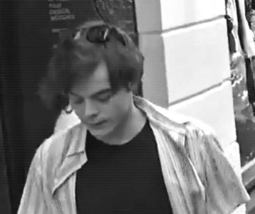 ▫̈́□̷̣　̾‹ℛam̈èn̈e⁕̷ɐʇ⑂ǝsᵎɐɹɟ› ;. sursa de divertisment! Ia un pai pe care-l strecoară dintr-o; mişcare a mâinii în pahar, apoi se aşază mai confortabil, privind cu interes, dar cât se poate de subtil, scena ce tocmai se derula la doar câţiva metri de el.
