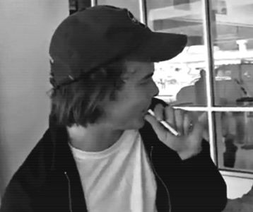 ▫̈́□̷̣　̾‹ℛam̈èn̈e⁕̷ɐʇ⑂ǝsᵎɐɹɟ› ;. că doar personalul are voie. Charlie se gândeşte că şi el, personal,; îşi permite. Avea nevoie de un megafon pe care îl găseşte, surprinzător, destul de repede. Şi-l atribuie propriei persoane apoi îşi continuă grandioasa călătorie. Se gândeşte că la acest moment
