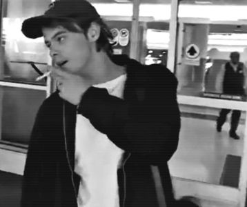 ▫̈́□̷̣　̾‹ℛam̈èn̈e⁕̷ɐʇ⑂ǝsᵎɐɹɟ› ;. stabileşte el. “Unde rămăsesem? A da, sute, zeci, mii, da, da!; Eu, deoarece sunt un om curajos şi plin de iniţiativă am decis să pornesc o nouă religie! Nu, eu nu voi fi Dumnezeul vostru căci toţi vom fi egali! Cu asta vine nou religia mea! A noastră, pardon,
