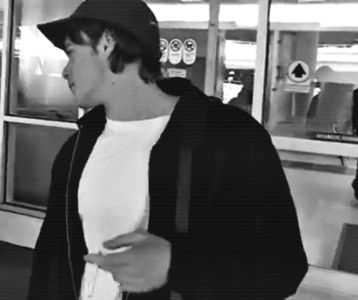 ▫̈́□̷̣　̾‹ℛam̈èn̈e⁕̷ɐʇ⑂ǝsᵎɐɹɟ› ;. căci suntem egali, bineînţeles. Noi suntem proprii noştri stăpâni,; nimeni nu este mai presus! Ni-meni, doamnelor şi domnilor!” Observând pasul alert folosit acum de cei trei muşchetari, sare de pe o masă pe alta, ajungând apoi la ieşirea din odaie,

