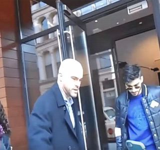 — atitudinii proprii, sau mult mai bine spus, a personalităţii, irascibil din fire şi deloc satisfăc; cu uşurinţă. Fuseseră anunţaţi că prima destinaţie era de fapt Grecia, un loc pe care el unul îl cunoştea din auzite ca fiind ceea ce mulţi îşi doresc. Responsabil al barului, îi fuseseră impuse
