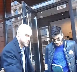 — câteva mici îmbunătăţiri ale meniului şi cereri de schimbare a comportamentului, având în; vedere că la urechile acestuia ajunseseră câteva plângeri. Dacă ar fi conştient drept cine se identificau acele voci, cel mai probabil ar fi avut loc deja a doua ecranizare a Titanicului, după
